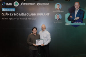 Bác sĩ Luân cùng chuyên gia cấy implant & ghép mô mềm quanh Implant Giáo sư Ramón Gómez Meda