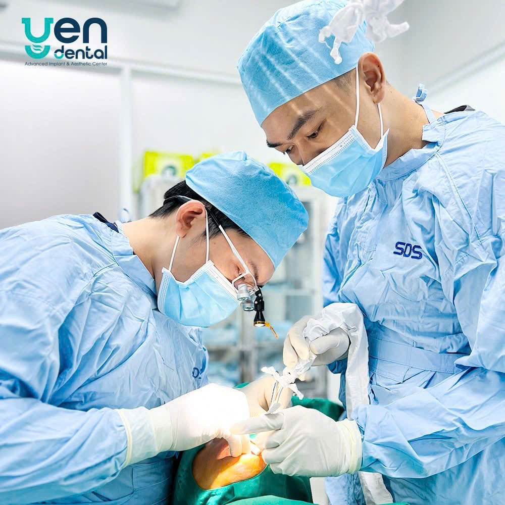 Bác sĩ Yendental thực hiện cấy ghép Implant toàn hàm
